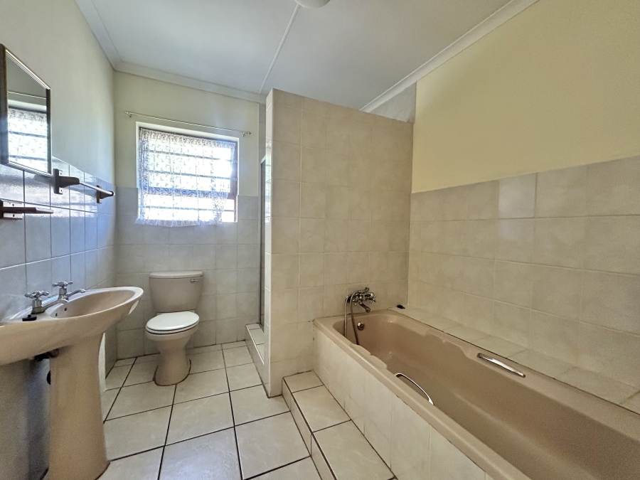 4 Bedroom Property for Sale in Wavecrest Eastern Cape